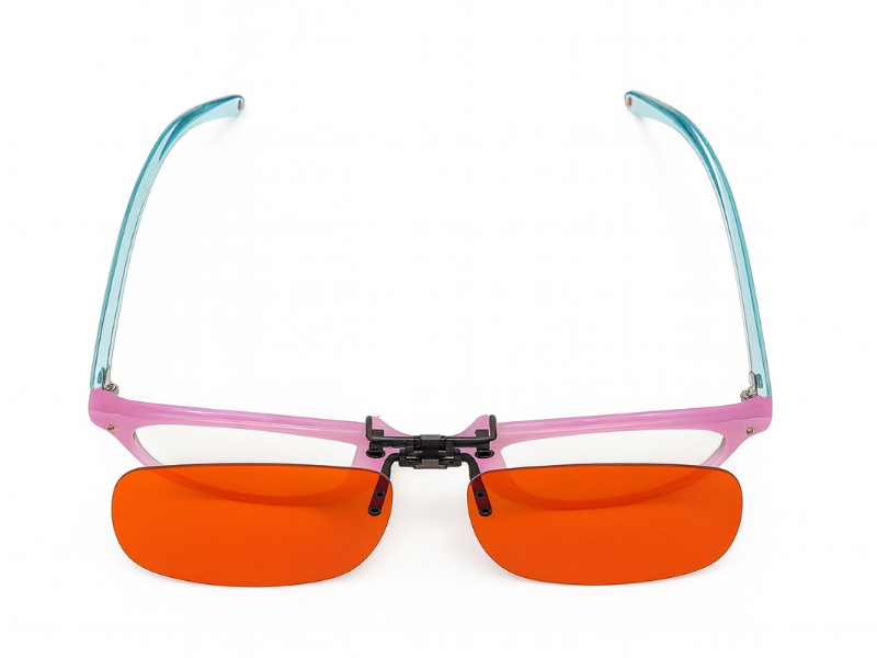 Clip-on con lente naranja para protección ocular y visión más confortable.
