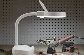 Flexo Lupa de Mesa Cuello de Cisne – Amplificación y Luz Direccionable