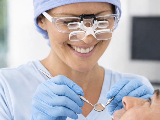 Usuario utilizando clip lupa Eschenbach MaxDetail 2x para trabajos profesionales de precisión.