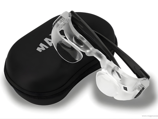 Gafas ópticas de aumento ideales para personas con baja visión al ver la TV.