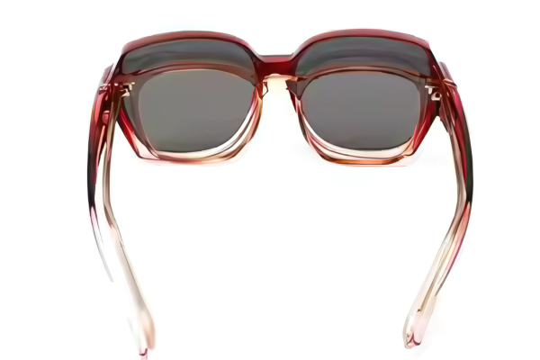 Gafas de sol con vidrio marrón para degeneración macular, diseñadas para colocar sobre gafas graduadas en Madrid, mejoran la visión y protegen los ojos del sol.