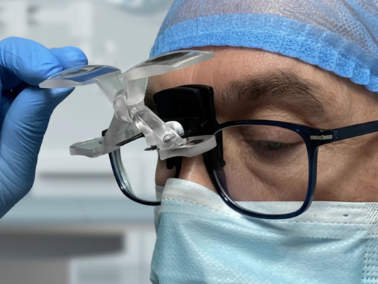 Lupa clip 2x MaxDetail Eschenbach ligera y ergonómica para tareas minuciosas