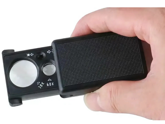 Lupa portátil 30X con LED, perfecta para detalles y uso profesional.