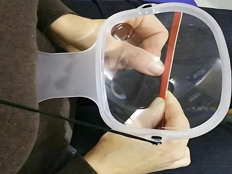 Lupa rectangular para coser, ideal para trabajos de costura detallados.