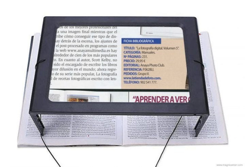 Lupa Fresnel tipo folio con iluminación LED, perfecta para detalles pequeños y lectura precisa.