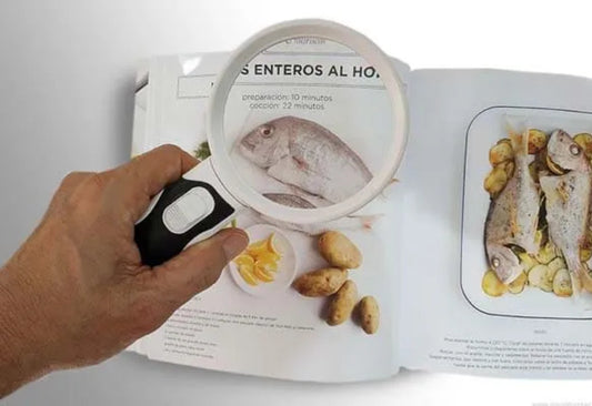 Lupa con lentes intercambiables 2.5X, 5X y 16X, perfecta para lectura y trabajos de precisión en Madrid. Versátil y fácil de usar.