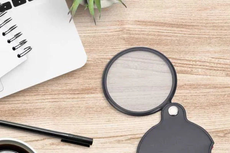 Lupa 3.5X de bolsillo con funda, ideal para lecturas y detalles pequeños en Madrid.