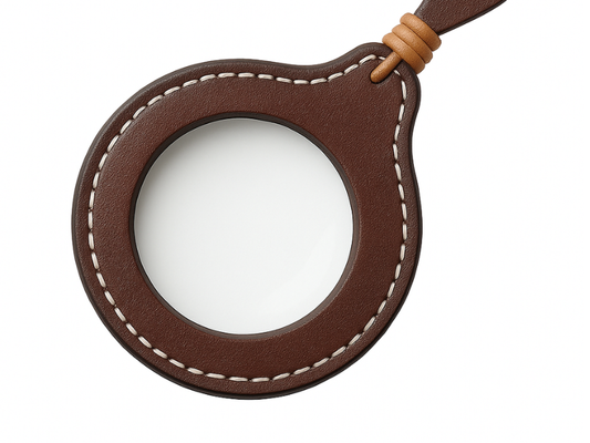 Lupa colgante vintage con cuero en Madrid, perfecta para ampliar textos y objetos pequeños con estilo.