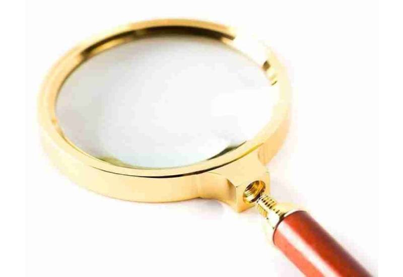 Lupa 4X de cristal con mango de madera, perfecta para detalles finos.