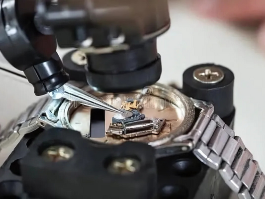 Lupa relojero 6X con luz LED, ideal para reparaciones y trabajos detallados en Madrid