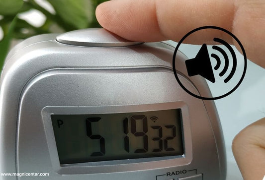 Radio despertador con voz en español, diseñado para facilitar el uso a personas ciegas.