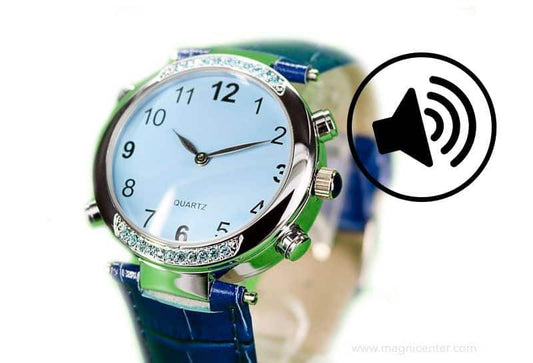 Reloj Cromax con correa de piel azul, parlante en español, ideal para personas ciegas en Madrid.