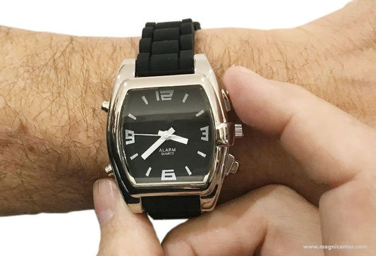 Reloj cuadrado parlante con correa de goma, diseñado para personas ciegas.