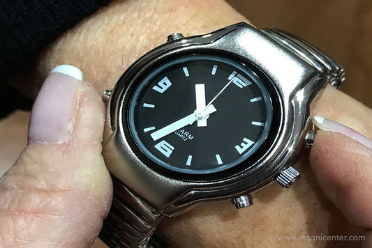 Reloj con correa extensible y voz en español para ciegos en Madrid.