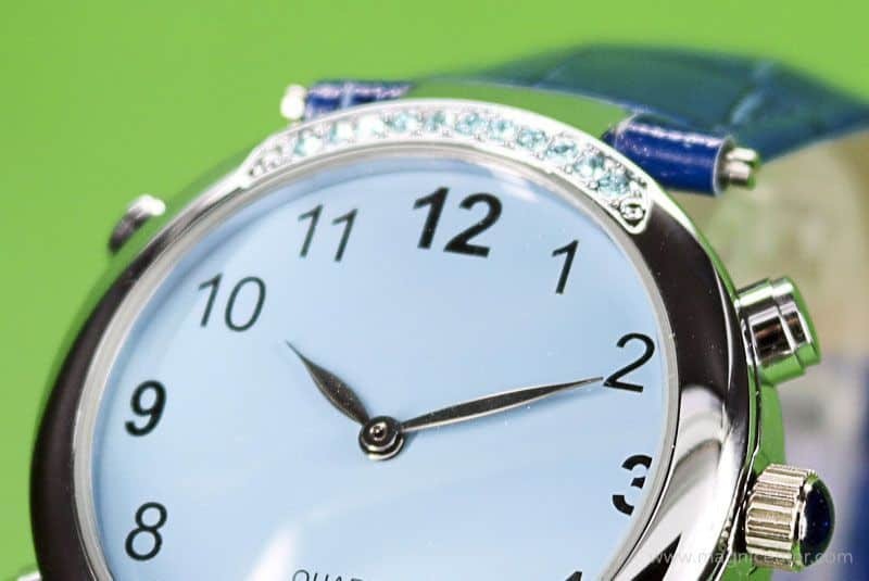 Reloj para Mujer con Correa de Piel Azul y Anuncio de Hora en Español