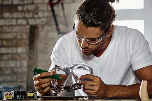 Base en metal resistente y proporciona estabilidad al trabajar.