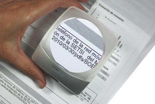 Lupa Baja Visión Menas LUX con aumento ideal para lectura, trabajos detallados y actividades de precisión. Perfecta para usuarios con baja visión en Madrid.