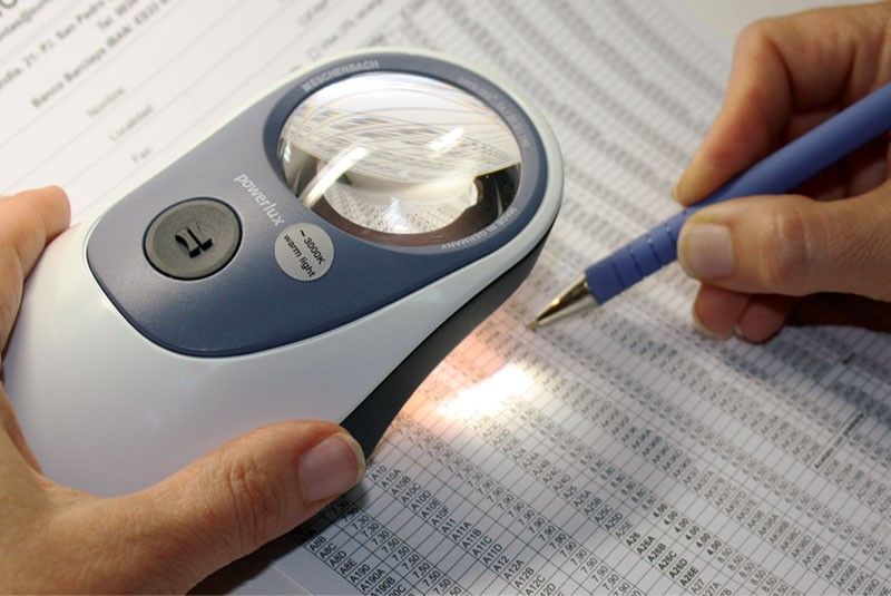Imagen de la lupa Powerlux LED Eschenbach con apoyo ergonómico, ideal para lectura en Madrid
