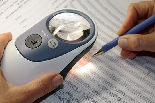 Imagen de la lupa Powerlux LED Eschenbach con apoyo ergonómico, ideal para lectura en Madrid