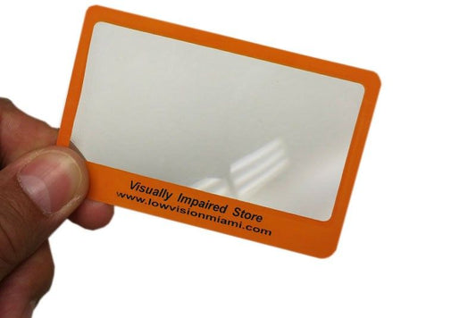 Lupa de bolsillo en formato tarjeta, compacta y fácil de usar en Madrid.