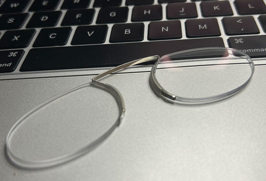 Imagen frontal de mini gafas de lectura sin patillas estilo Quevedo en Madrid