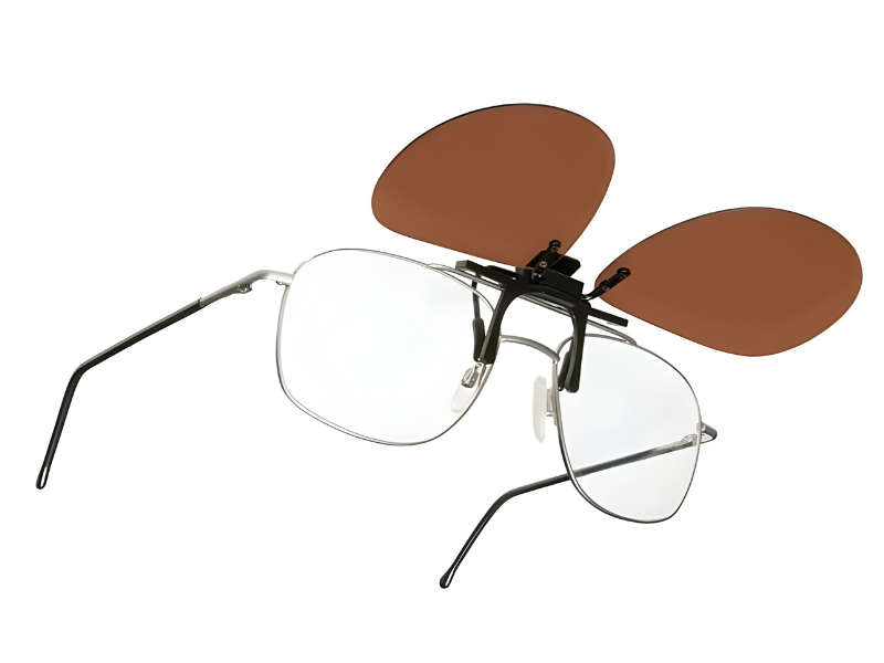 Filtro polarizado tipo clip-on que reduce reflejos y mejora la visión al aire libre.