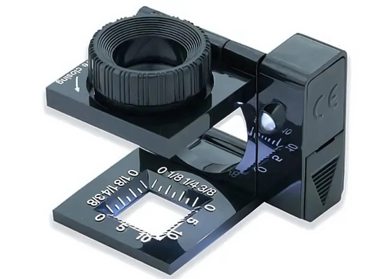 CuentaHilos 10X con autoenfoque y luz LED, ideal para detalles finos en costura y bordado.