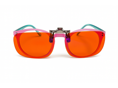 Lente filtro naranja tipo clip-on que realza los contrastes y reduce el deslumbramiento.