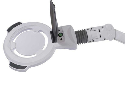 Lupa con luz LED regulable y ruedas para mayor comodidad.