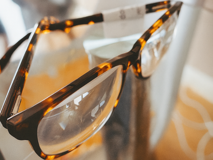 Gafa de aumento para mejorar la visión en casos de degeneración macular.