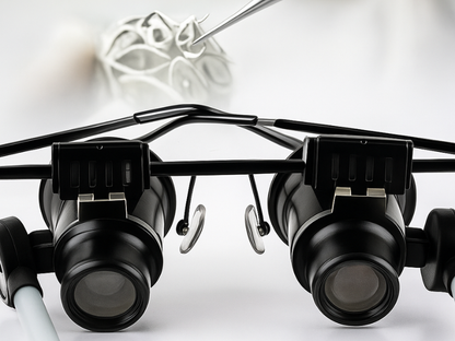 Gafas lupa 20x con luz LED para manualidades y reparación de piezas pequeñas en Madrid.