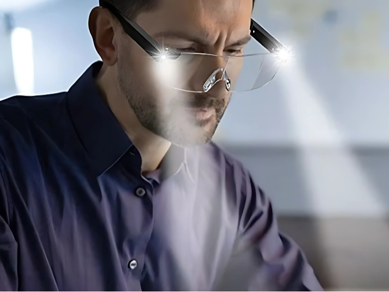Gafas especiales con lupa de aumento y sistema de iluminación LED ajustable, montura cómoda y manos libres.