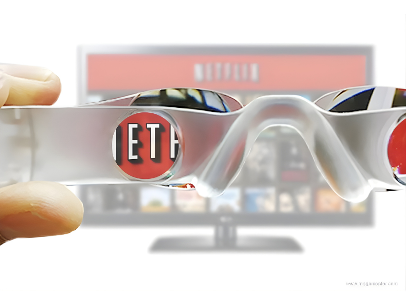 Gafas con lentes ajustables que amplían la imagen al ver televisión.