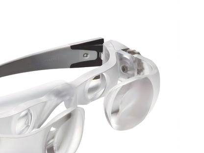 Gafas con lentes ajustables que amplían la imagen al ver televisión.