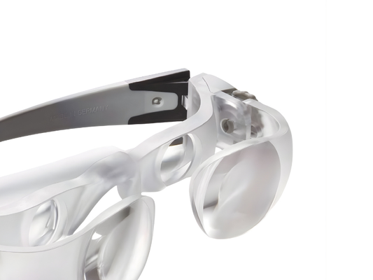 Gafas con lentes ajustables que amplían la imagen al ver televisión.