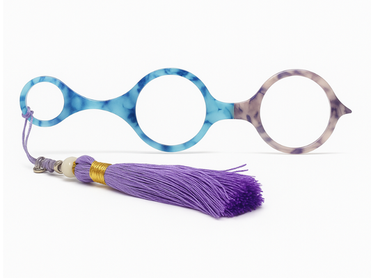 Gafas de lectura colgantes tipo impertinentes en Madrid, práctica solución para lectura rápida.