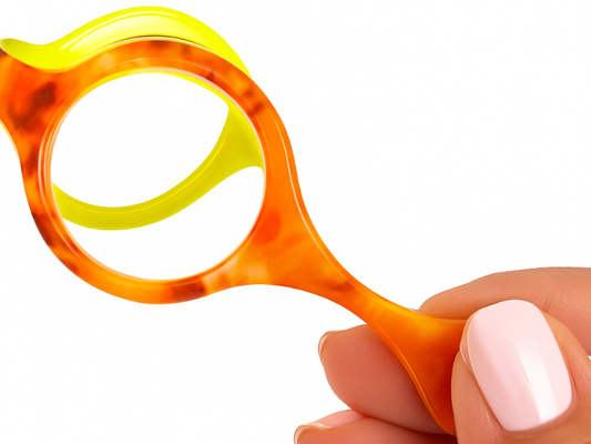 Gafas impertinentes colgantes en Madrid, ideales para lectura y uso frecuente.