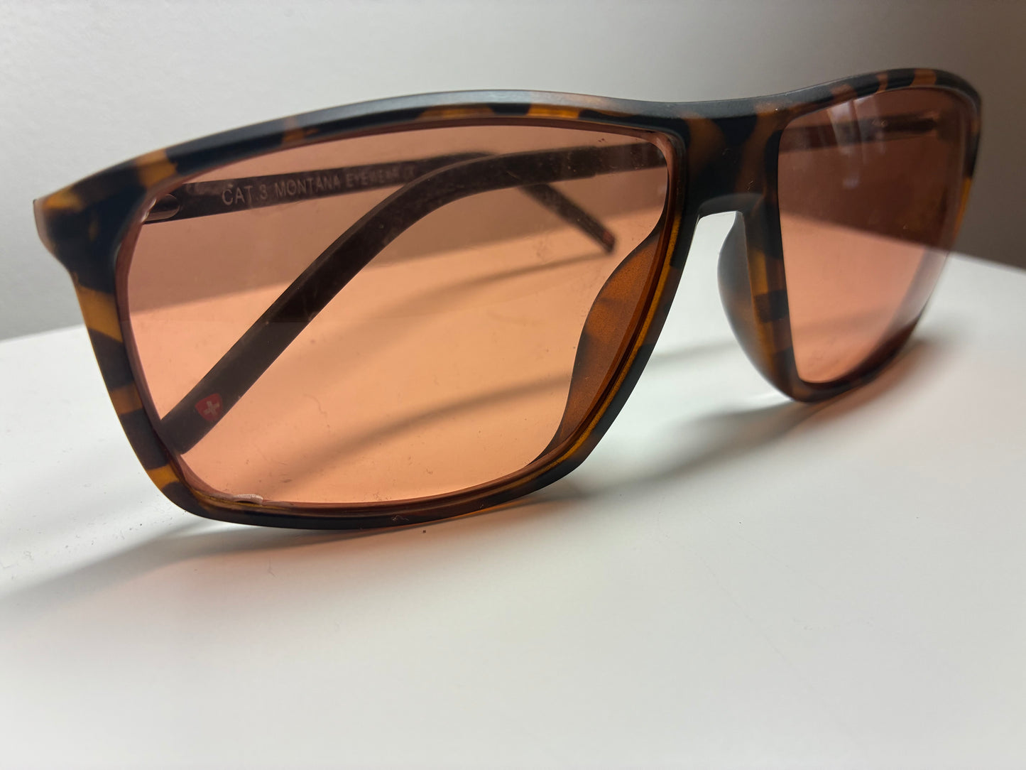 Gafas para fotosensibilidad de caballero con filtro terapéutico para reducir el deslumbramiento.