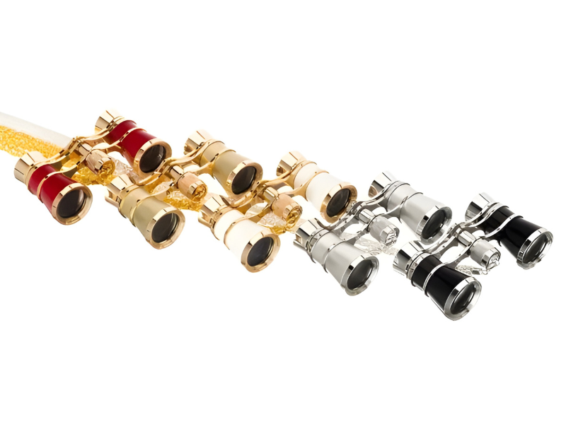 Gemelos de teatro u ópera en Madrid con diseño metálico y óptica clara.