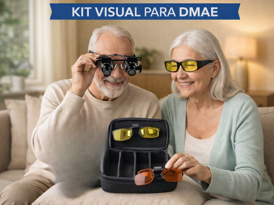 Kit de ayudas visuales compuesto por lupas, gafas especiales y dispositivos de aumento diseñados para personas con degeneración macular, dispuesto sobre una mesa en un entorno clínico o doméstico en Madrid.
