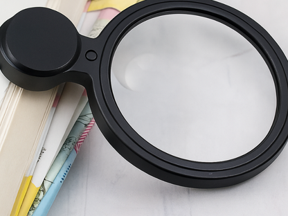 Lupa colgante 4x con luz LED en Madrid, perfecta para ampliar textos y objetos pequeños.