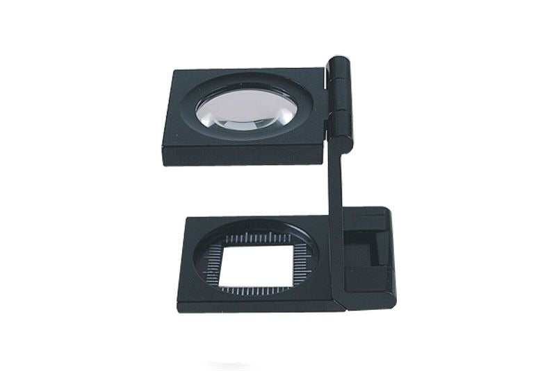 Lupa metálica cuenta hilos con aumento 8X y 10X, ideal para trabajos de detalle en Madrid.