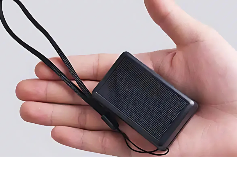 Lupa extraíble con aumento 30X y luz LED, compacta y precisa.