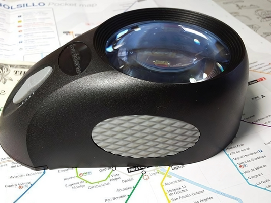 Lupa de apoyo tipo ratón con aumento 5X y luz LED, ideal para lectura en Madrid, diseño ergonómico y fácil de usar.