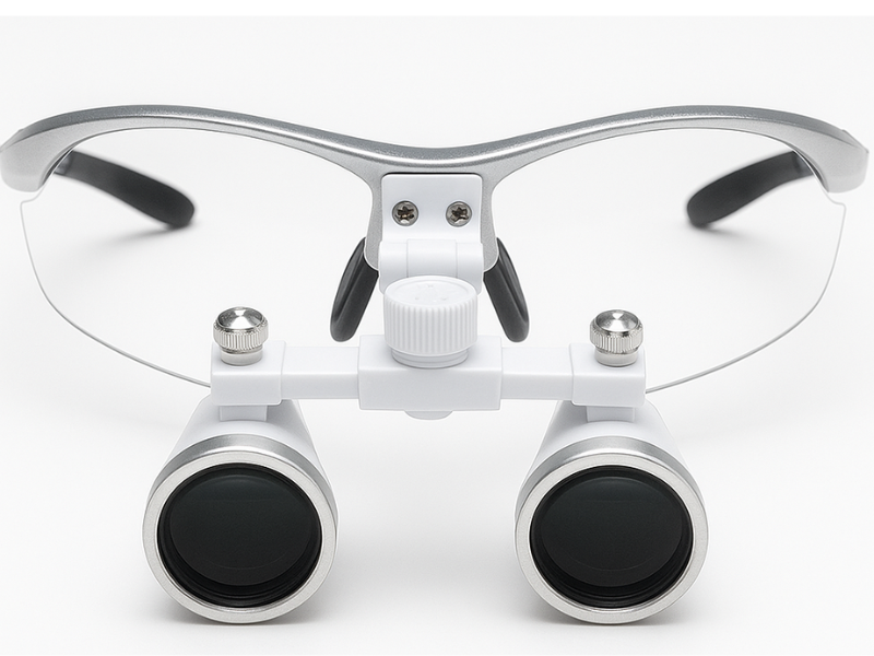 Lupas binoculares dentales en Madrid con aumentos 2.5x y 3.5x para uso profesional.