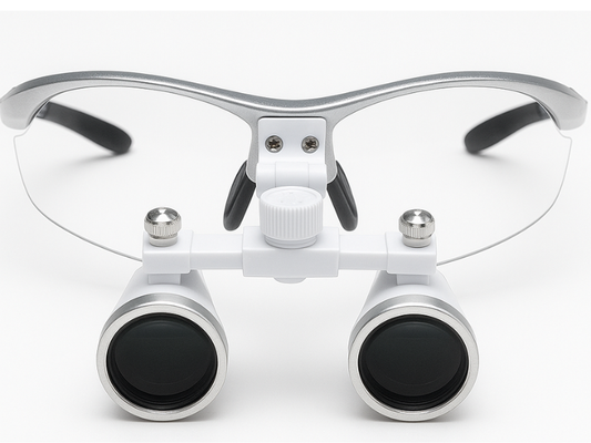 Lupas binoculares dentales en Madrid con aumentos 2.5x y 3.5x para uso profesional.