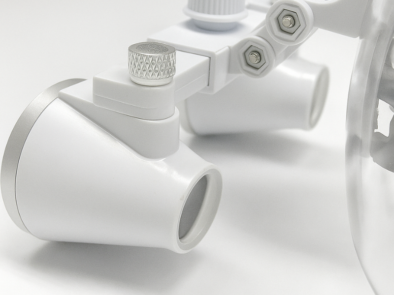 Lupas dentales de precisión óptica para clínicas y estudiantes de odontología en Madrid.