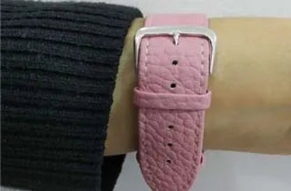 Reloj parlante Cromax rosa, sencillo y fácil de usar para escuchar la hora.