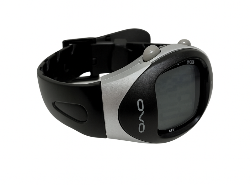 Reloj parlante oval que anuncia la hora en español, ideal para baja visión en Madrid.