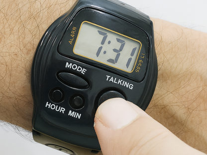 Reloj parlante para personas con baja visión, anuncio claro de la hora en español.